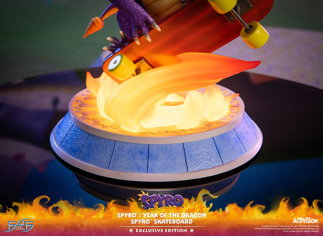 Spyro™: Year of the Dragon - Spyro™ Skateboard (Exclusive Edition) (b80b98fb-4e0d-4ca3-b029-42e682c29c26.jpg)