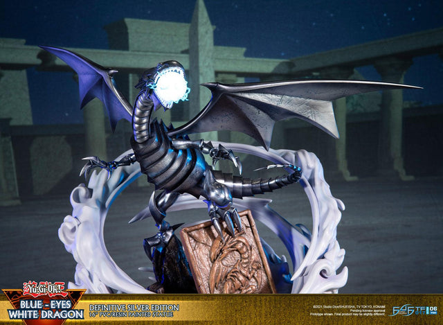Yu-Gi-Oh! – Blue-Eyes White Dragon (Definitive Silver Edition) (bewd-silverdef-web-12.jpg)