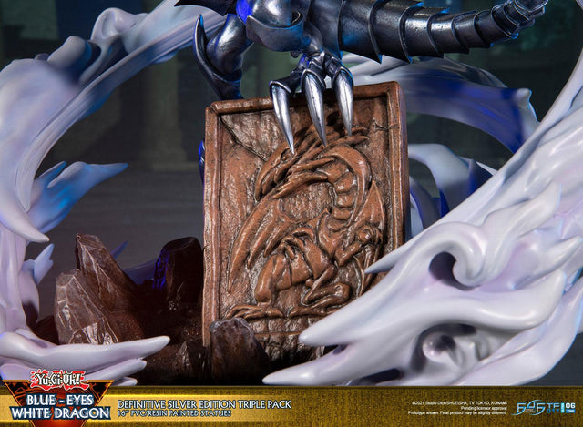 Yu-Gi-Oh! – Blue-Eyes White Dragon (Definitive Silver Edition Triple Pack) (bewd-silverdefx3-web-18.jpg)