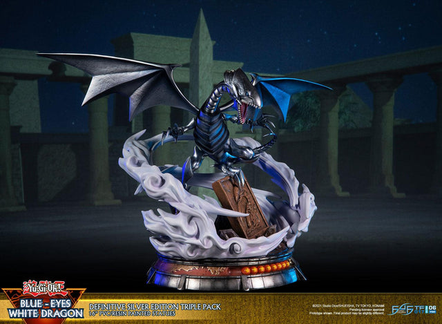 Yu-Gi-Oh! – Blue-Eyes White Dragon (Definitive Silver Edition Triple Pack) (bewd-silverdefx3-web-30.jpg)