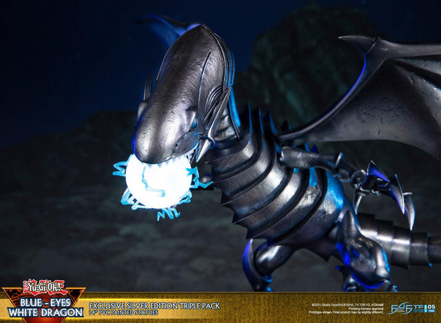 Yu-Gi-Oh! – Blue-Eyes White Dragon (Exclusive Silver Edition Triple Pack) (bewd-silverexcx3-web-14.jpg)