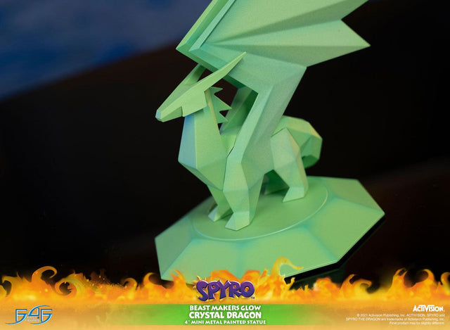 Spyro™ the Dragon - Beast Makers Glow Crystal Dragon (crystaldragon_beastmakersglow-10.jpg)