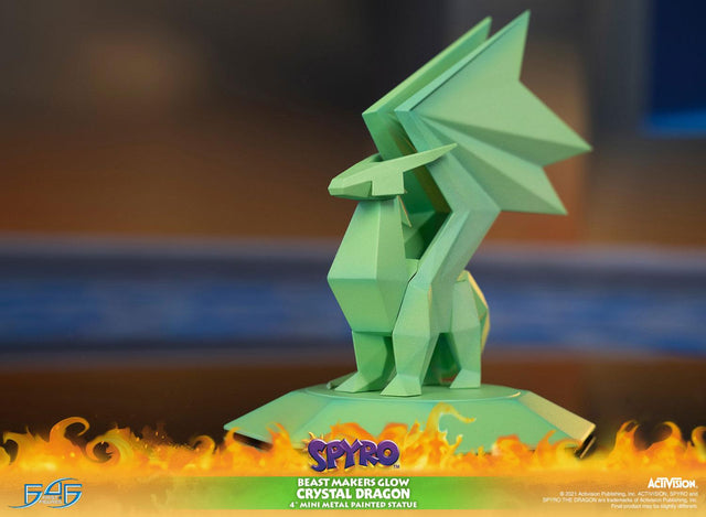 Spyro™ the Dragon - Beast Makers Glow Crystal Dragon (crystaldragon_beastmakersglow-13.jpg)
