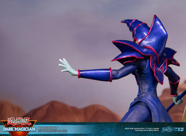 Yu-Gi-Oh! – Dark Magician (Standard Blue Edition) (launchphoto_dmblue_st-11.jpg)