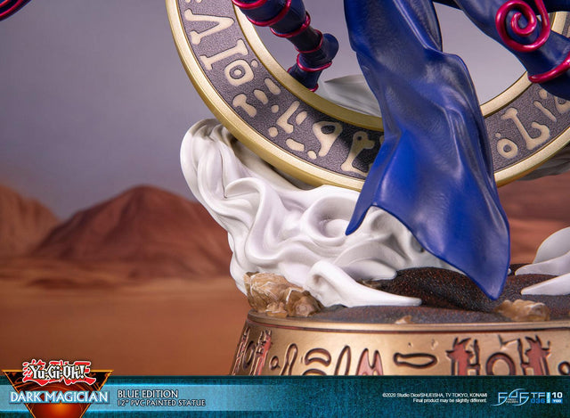 Yu-Gi-Oh! – Dark Magician (Standard Blue Edition) (launchphoto_dmblue_st-14.jpg)