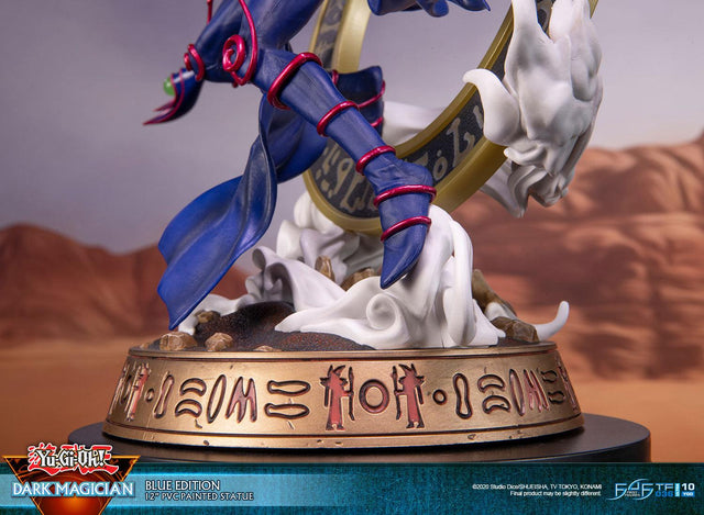 Yu-Gi-Oh! – Dark Magician (Standard Blue Edition) (launchphoto_dmblue_st-15.jpg)