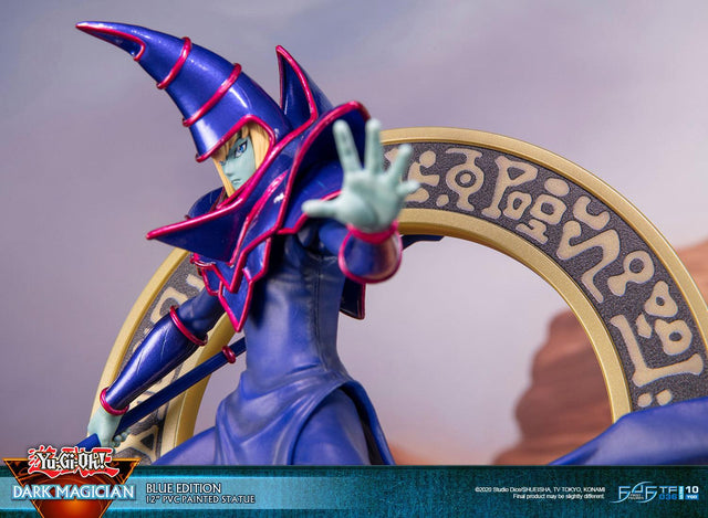 Yu-Gi-Oh! – Dark Magician (Standard Blue Edition) (launchphoto_dmblue_st-19.jpg)