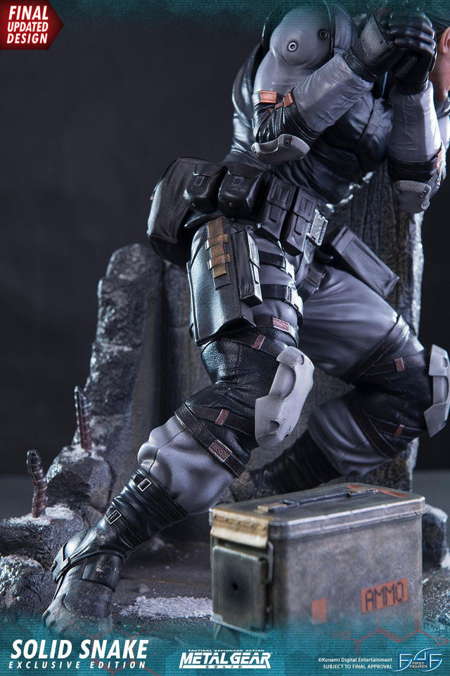 Solid Snake (Exclusive) (_new_snake_exc_vertical_04.jpg)