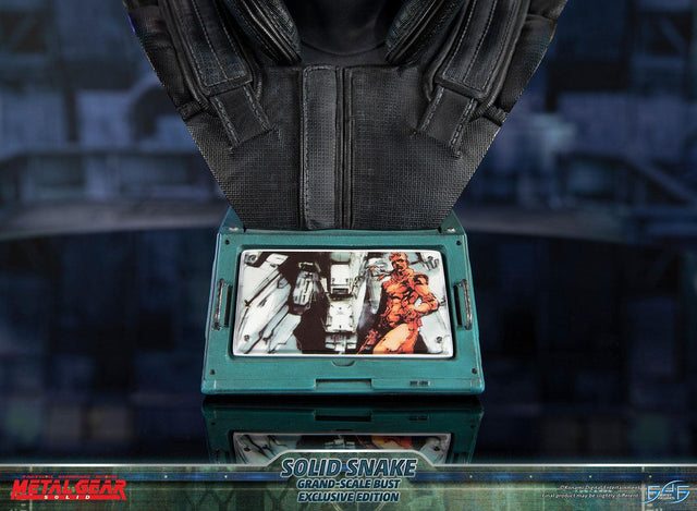 Metal Gear Solid - Solid Snake Grand-Scale Bust (Exclusive Edition GSB) (snakebust-gsb_ex_36.jpg)