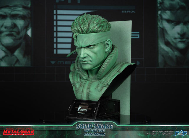 Metal Gear Solid - Solid Snake Life-Size Bust (Codec Edition LSB) (snakebust-lsb_co_16.jpg)