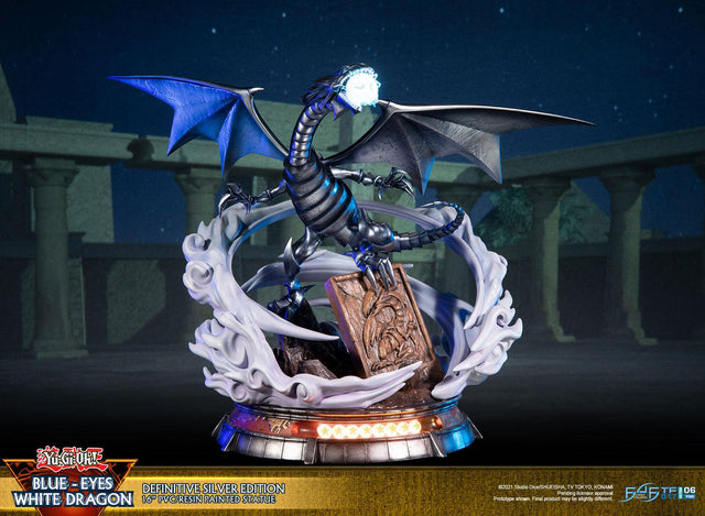 Yu-Gi-Oh! – Blue-Eyes White Dragon (Definitive Silver Edition) (bewd-silverdef-web-02.jpg)